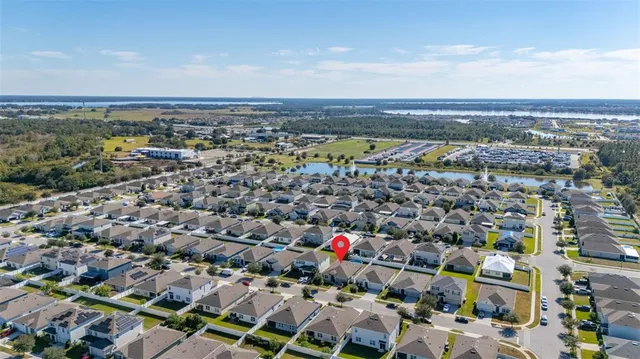 an aerial view of a tennis ground