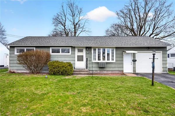 $199,900 | 209 Lynnhaven Drive, Clay, NY 13212