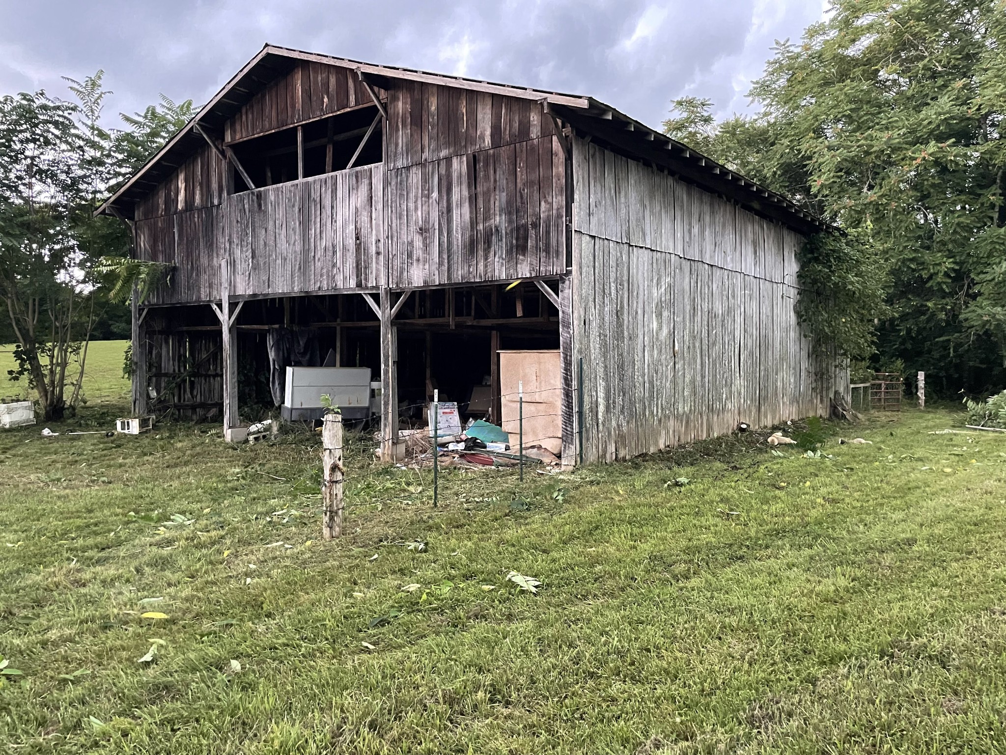 1005 Birdwell Road Red Boiling Springs, TN 37150 - Photo 40 of 59 a view of a house with backyard and sitting area