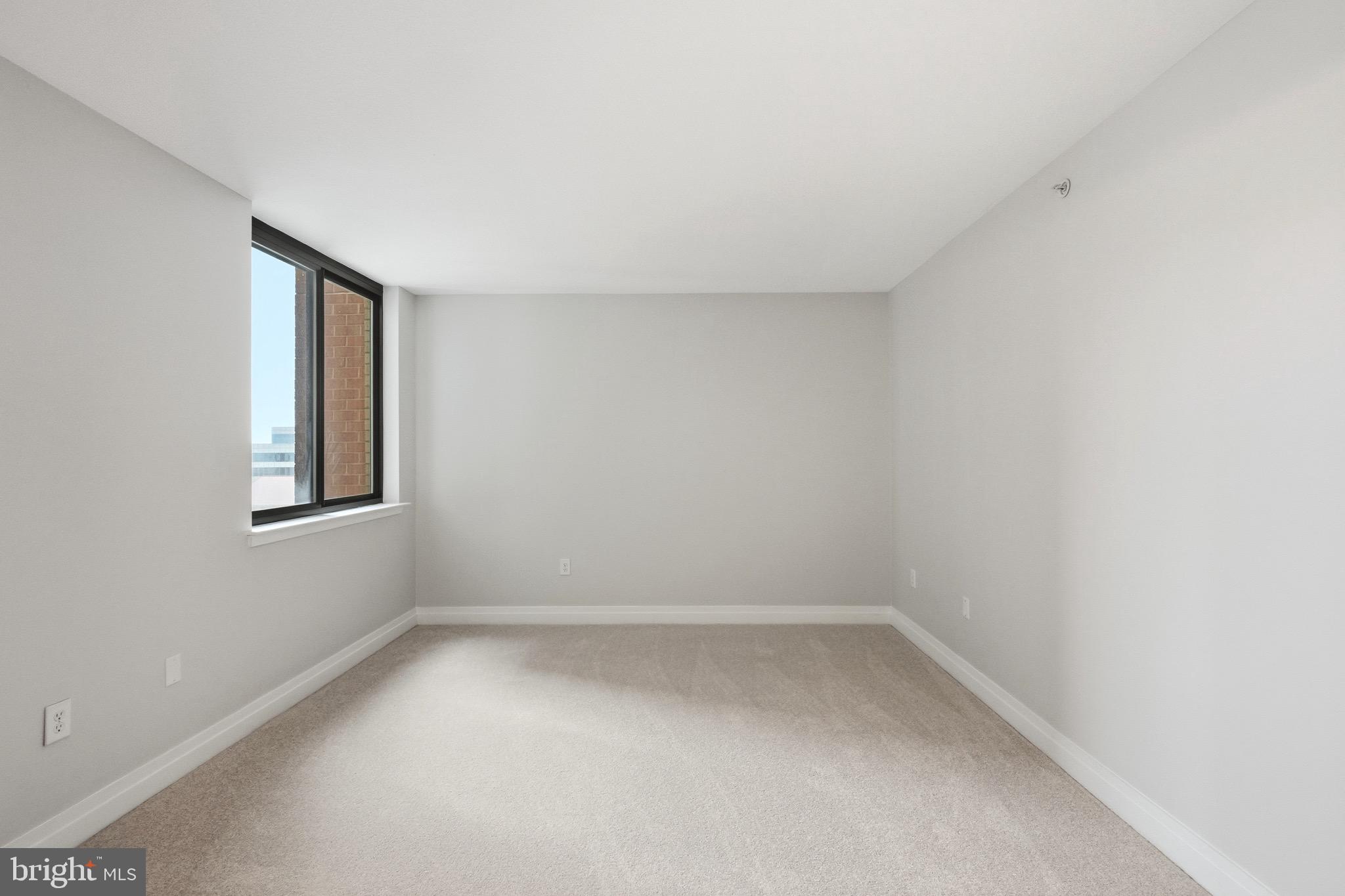 414 Water Street, Unit 1501 Baltimore, MD 21202 - Photo 15 of 21 a view of room and window