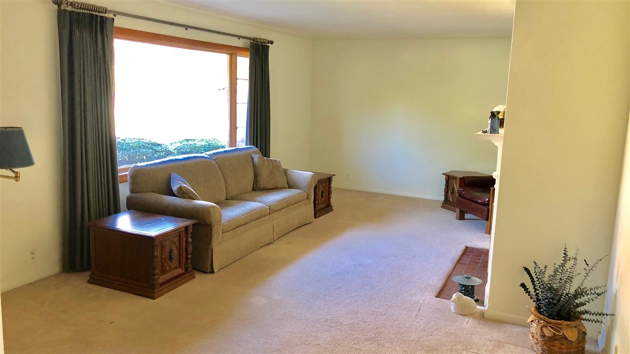 1511 Warren Road Rockford, IL 61108 - Photo 2 of 14 a living room with furniture and a window