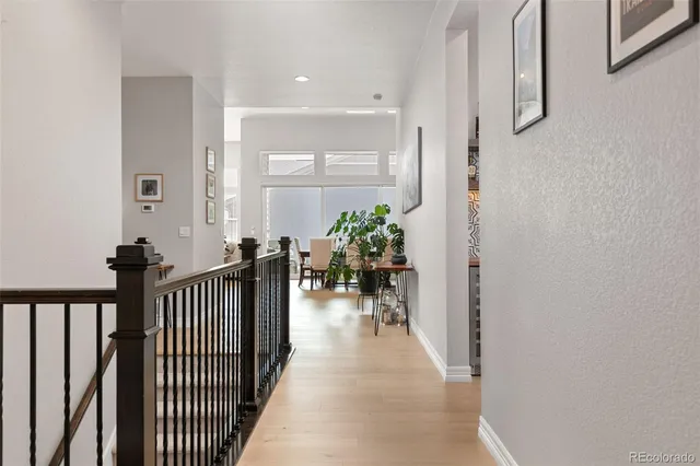 a view of entryway with a