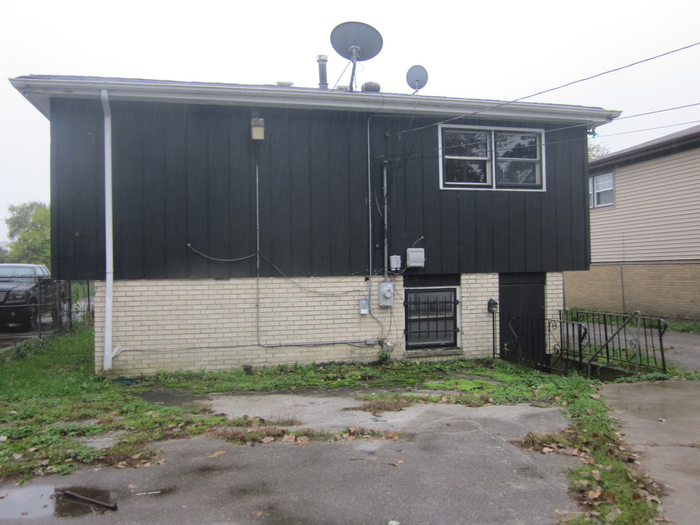 2236 West 157th Place Markham, IL 60426 - Photo 10 of 13 a front view of a house with garden