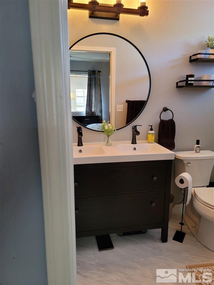 17756 Fortune Court Reno, NV 89508 - Photo 13 of 28 a bathroom with a sink and a mirror