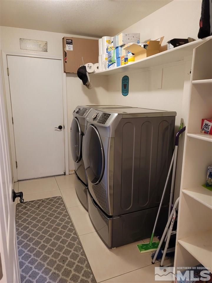 17756 Fortune Court Reno, NV 89508 - Photo 25 of 28 a utility room with dryer and washer