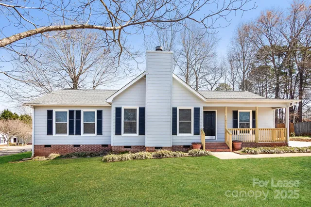 a view of a house with a backyard