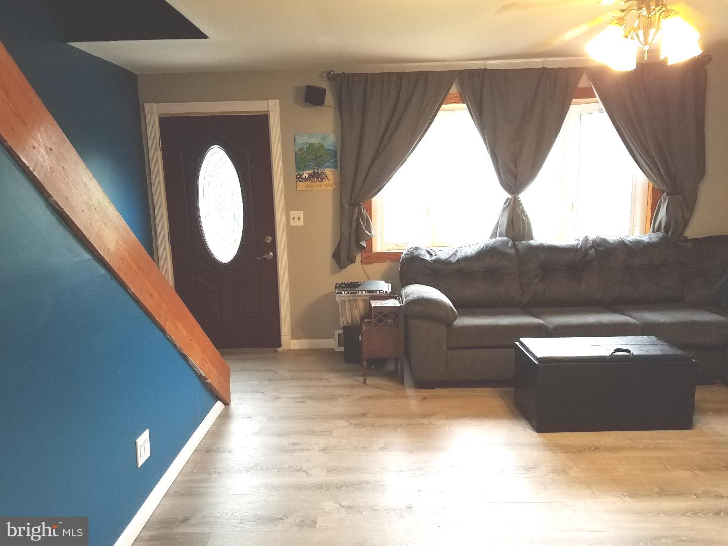 890 North Island Road Columbus, NJ 08022 - Photo 2 of 17 Living Room