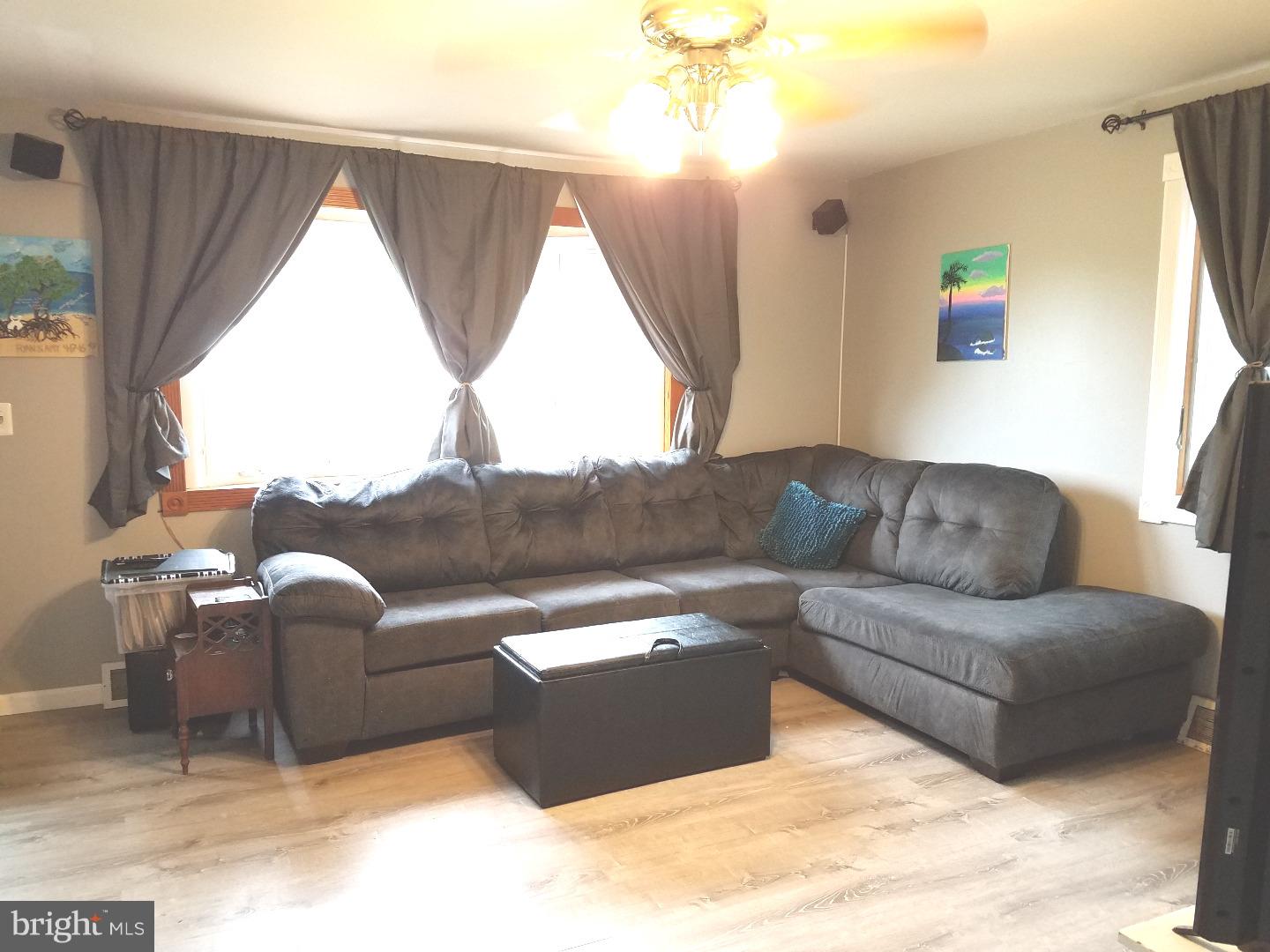 890 North Island Road Columbus, NJ 08022 - Photo 3 of 17 Living Room