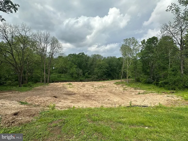 a view of a yard with a house