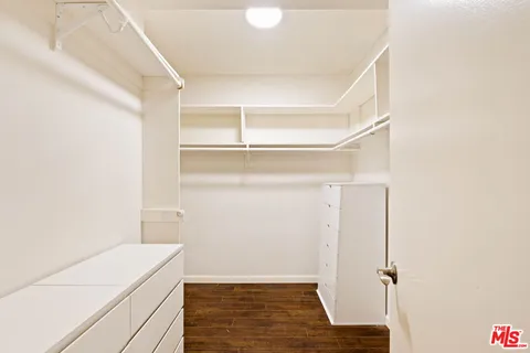 $849,000 | 725 South Barrington Avenue, Unit 301, Los Angeles, CA 90049