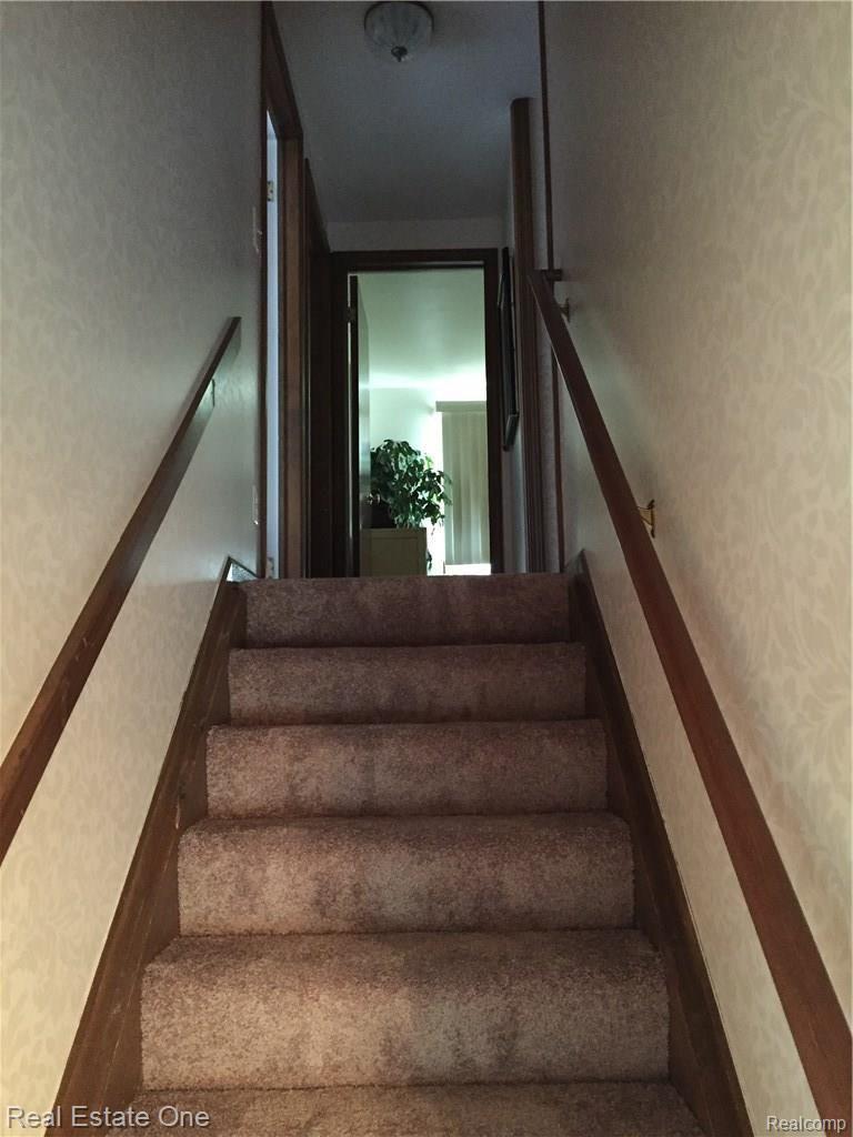 25302 Branchaster Road Farmington, MI 48336 - Photo 33 of 62 foyer stairs