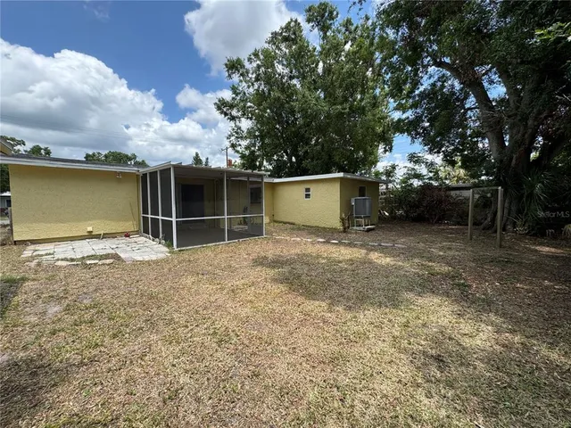 a view of a backyard