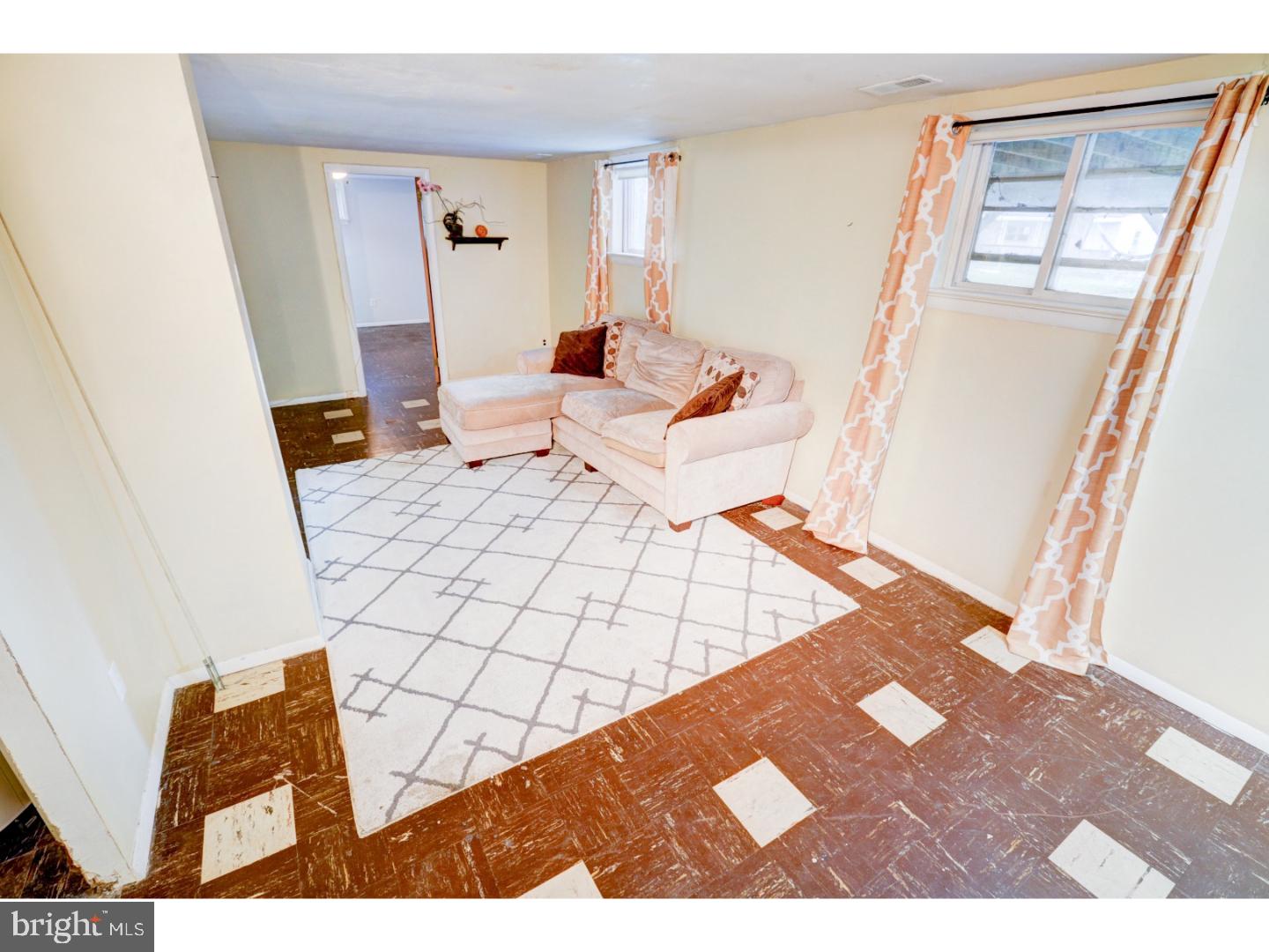 13 Dryden Road New Castle, DE 19720 - Photo 23 of 25 Family Room