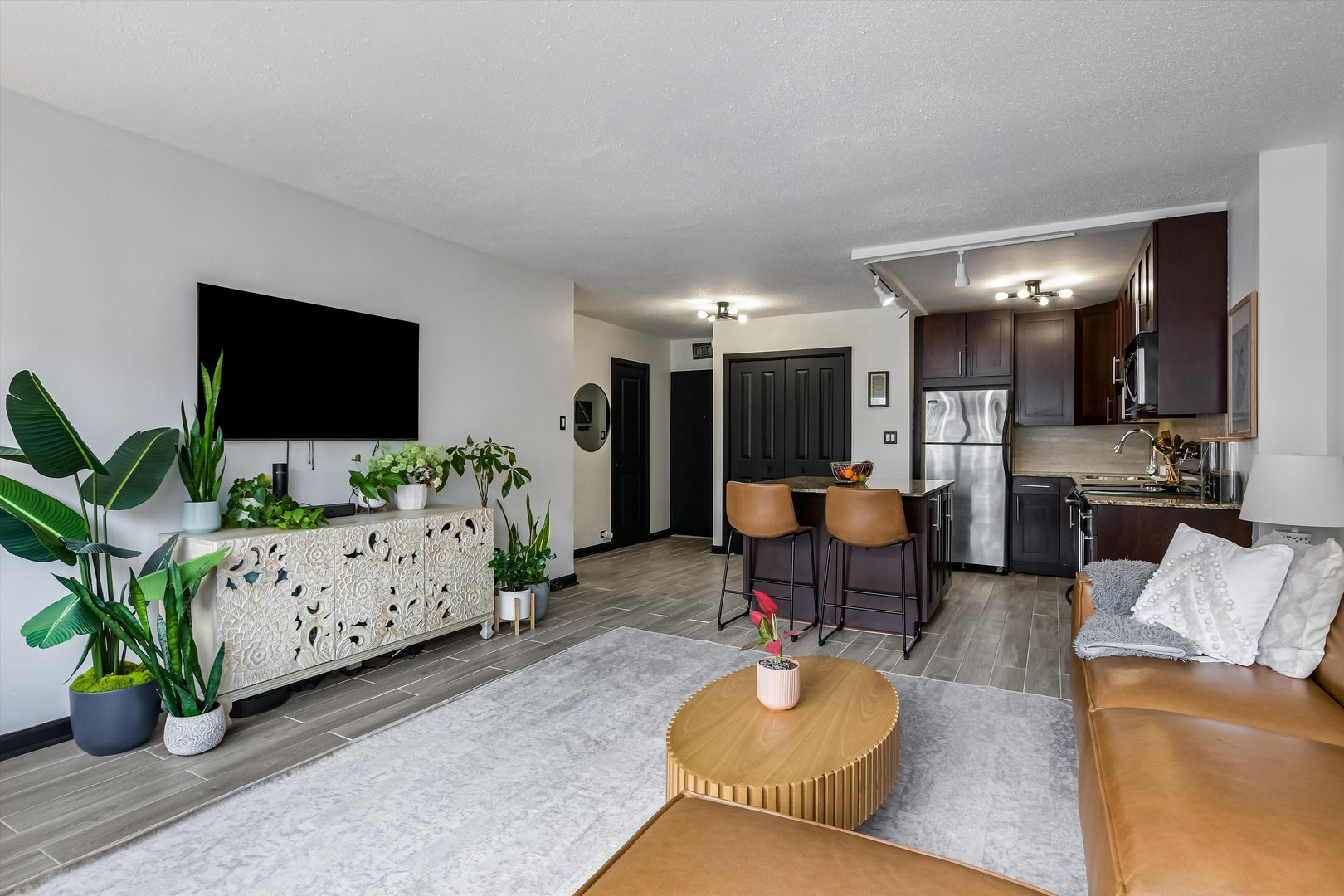 2930 North Sheridan Road, Unit 1111 Chicago, IL 60657 - Photo 10 of 28 a living room with furniture and a flat screen tv