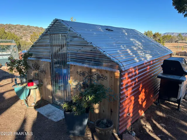 a view of a backyard