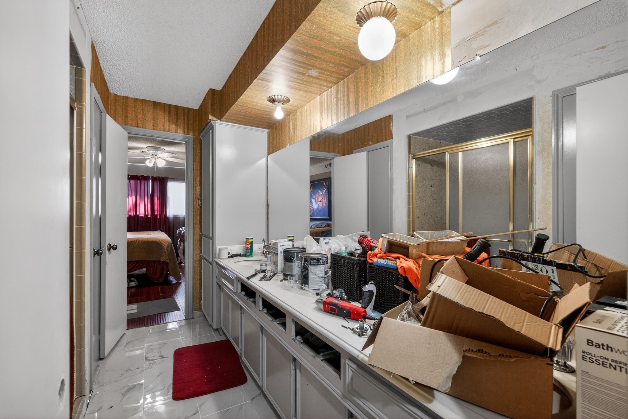 7815 Hummingbird Street Houston, TX 77071 - Photo 16 of 24 a hallway with a couch and chandelier