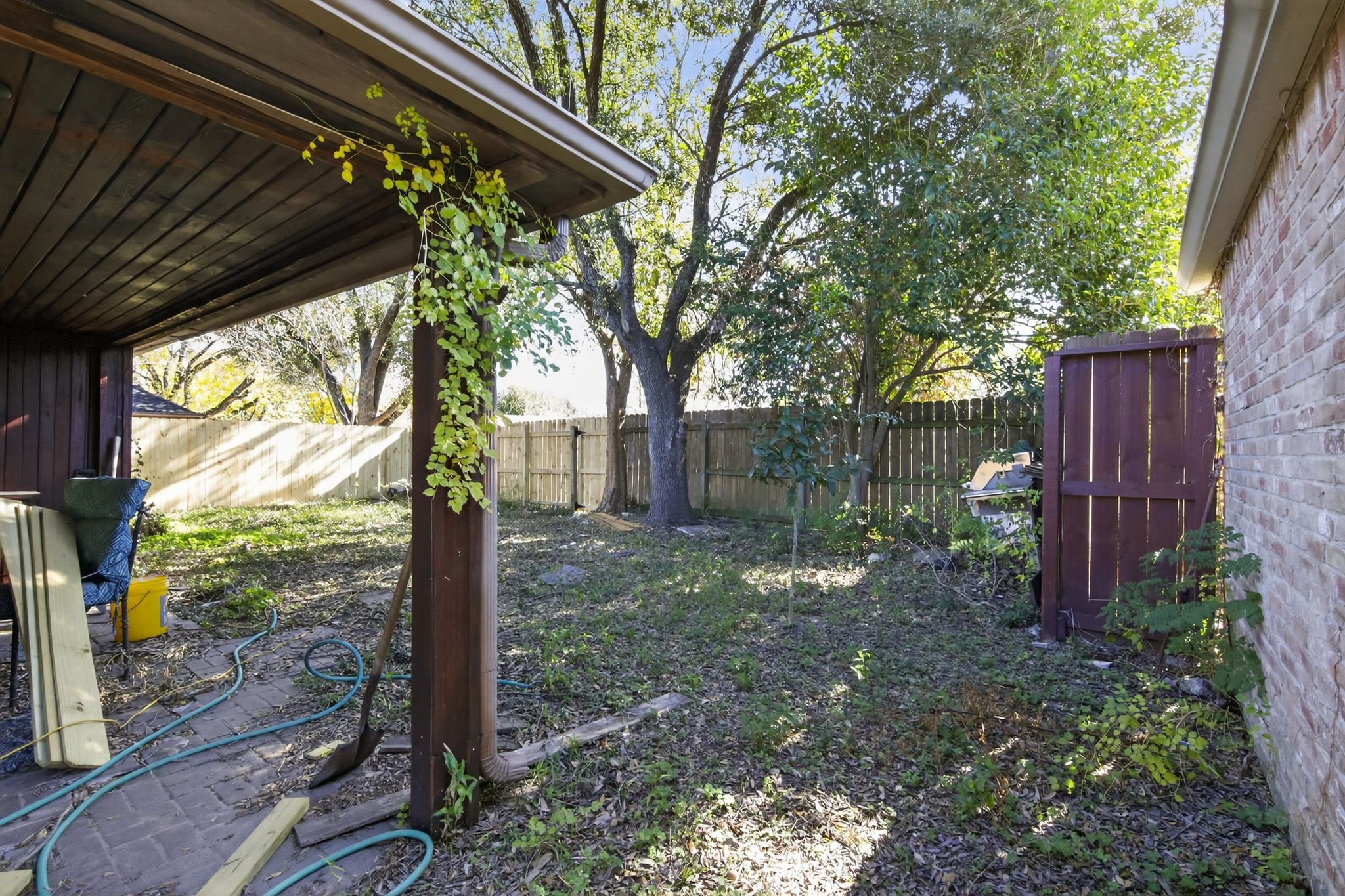 7815 Hummingbird Street Houston, TX 77071 - Photo 24 of 24 a view of a backyard with pathway