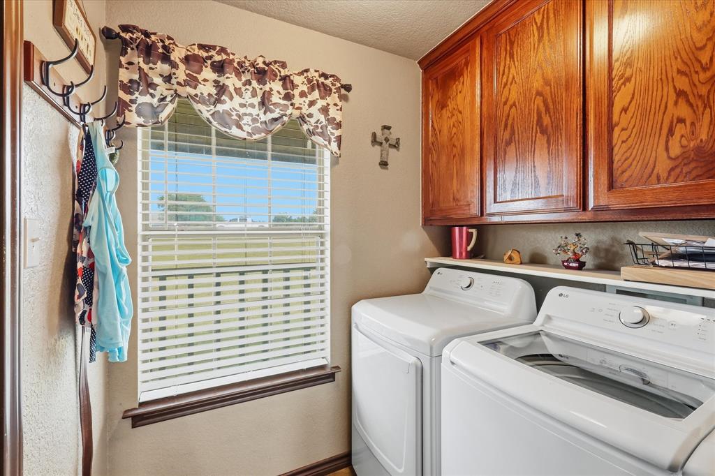 171 Ridge Top Drive Decatur, TX 76234 - Photo 19 of 40 a utility room with dryer and washer