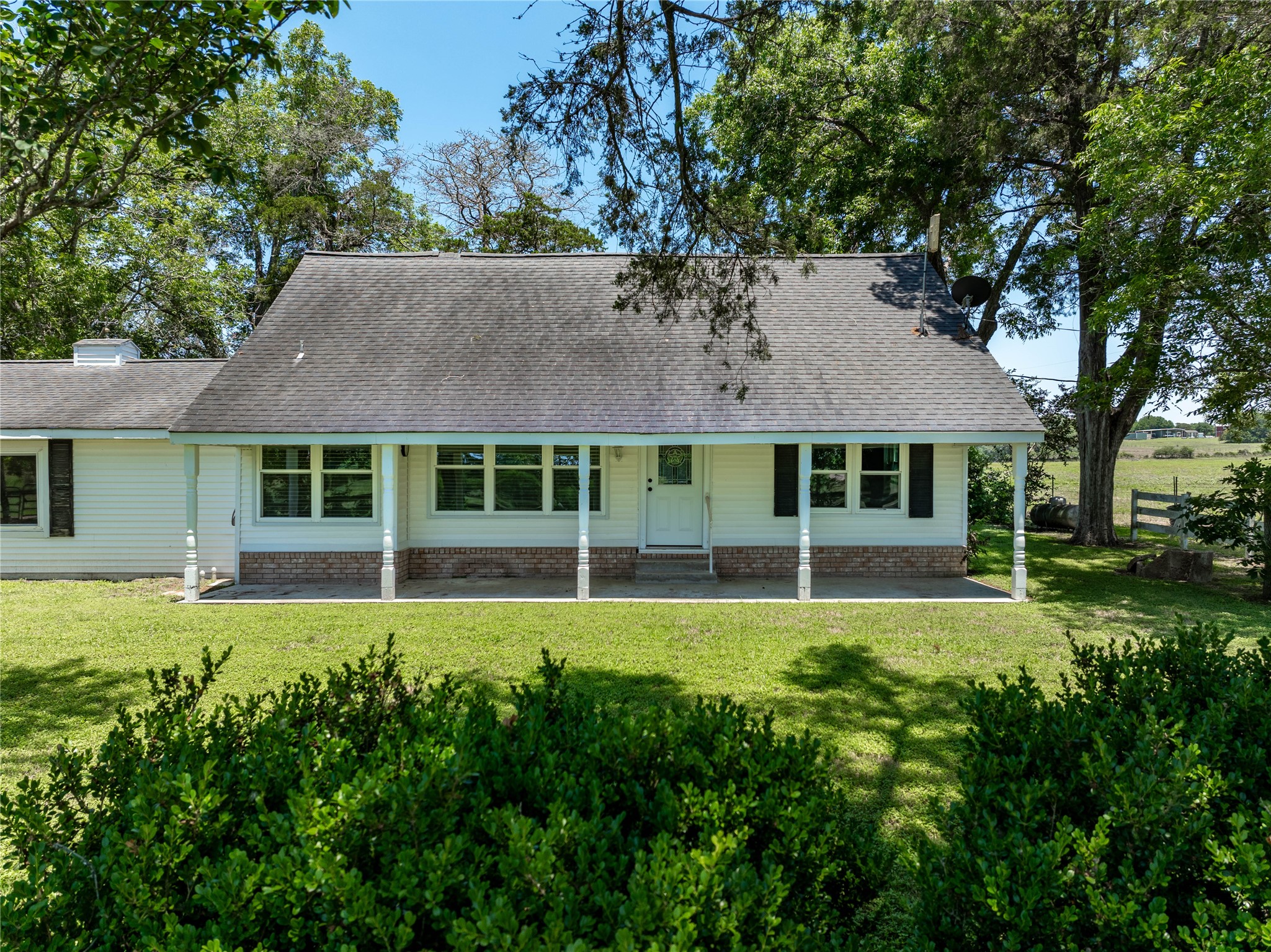 2231 US 90 Schulenburg, TX 78956 - Photo 2 of 31 a front view of a house with a garden