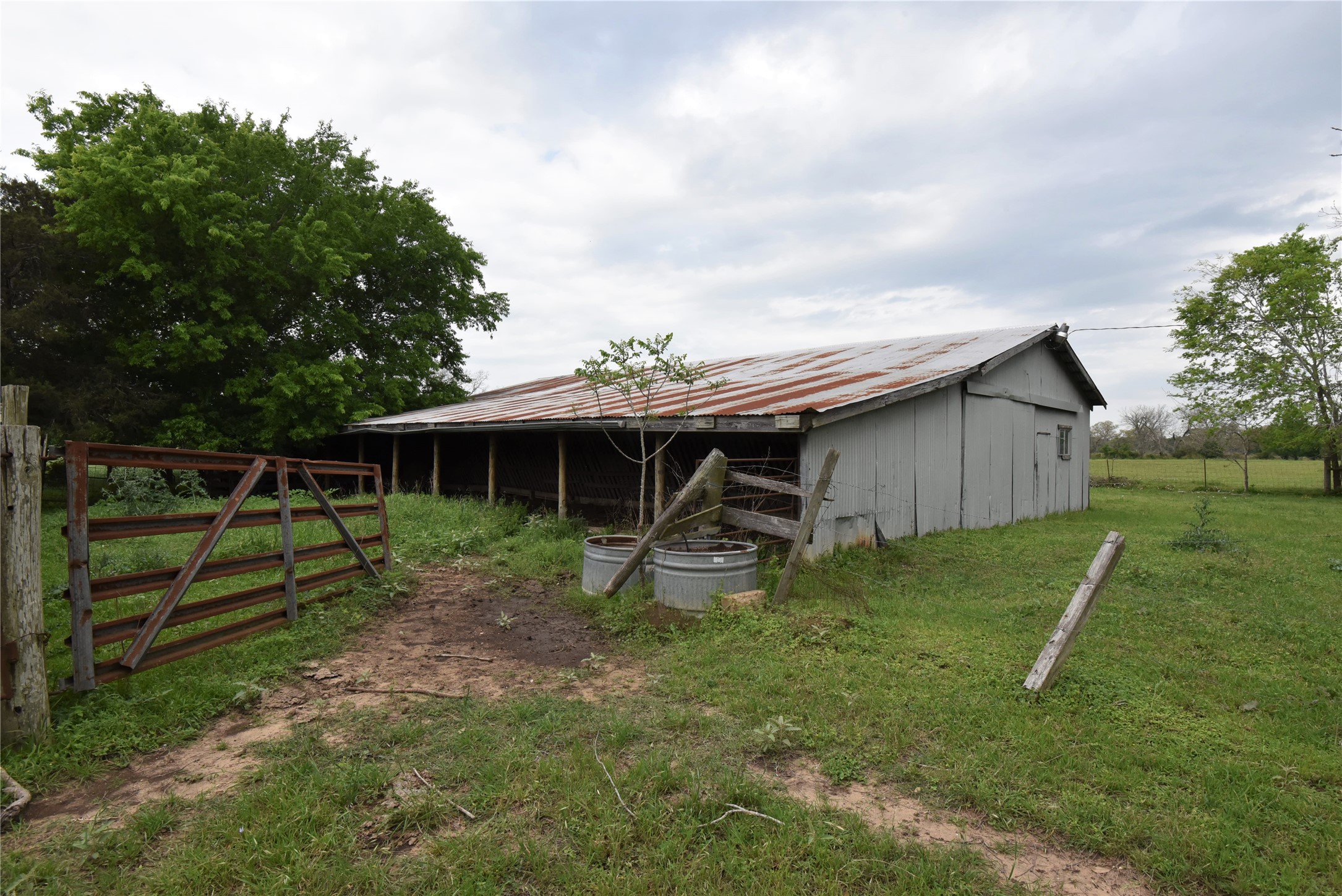 2231 US 90 Schulenburg, TX 78956 - Photo 23 of 31 a backyard of a house with lots of green space
