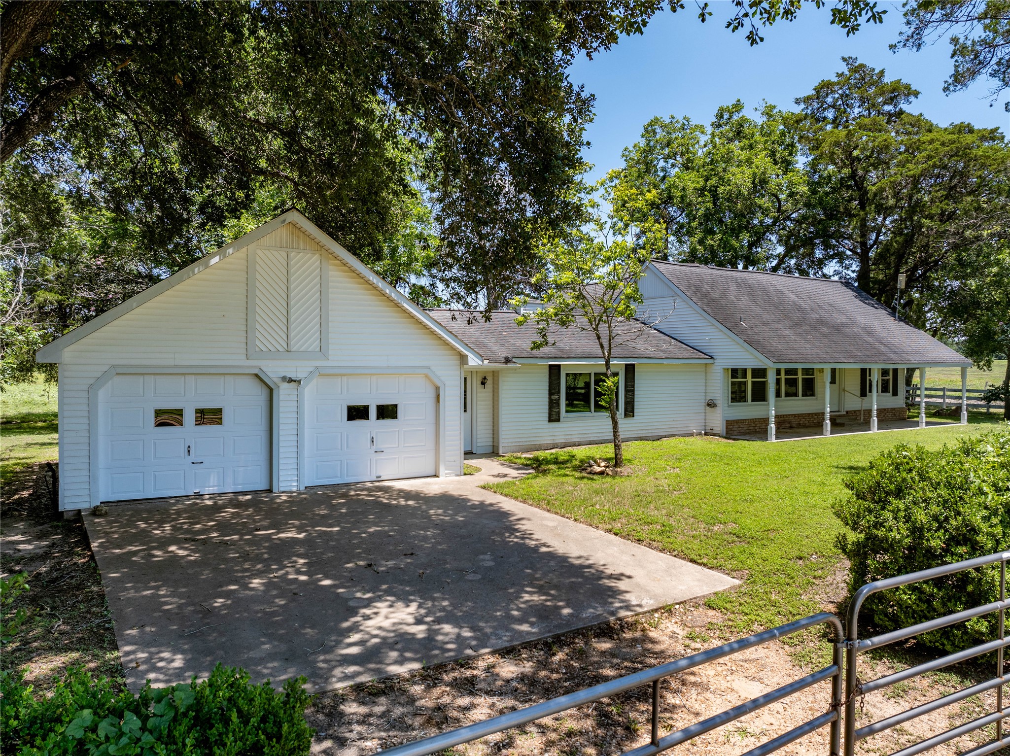 2231 US 90 Schulenburg, TX 78956 - Photo 3 of 31 a front view of a house with a yard