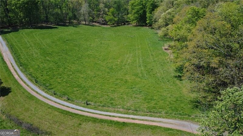 a view of a back yard