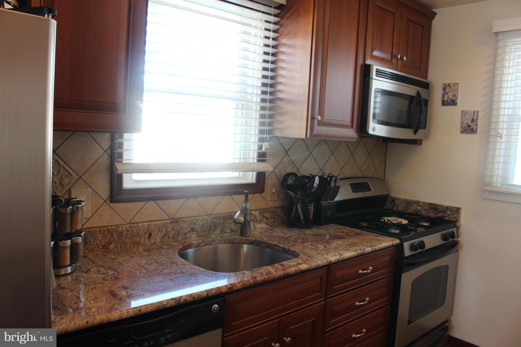 1707 Rita Road Baltimore, MD 21222 - Photo 4 of 20 beautiful cherry cabinets