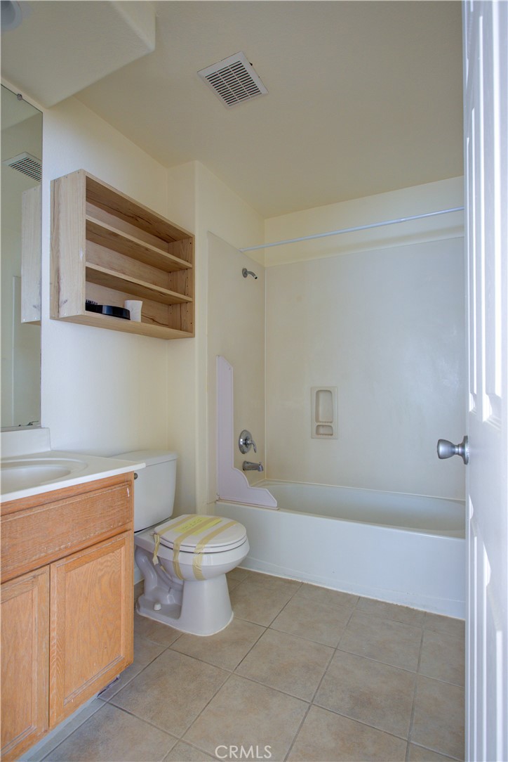 4651 Stern Drive Merced, CA 95348 - Photo 29 of 38 a bathroom with a toilet a sink and a bathtub