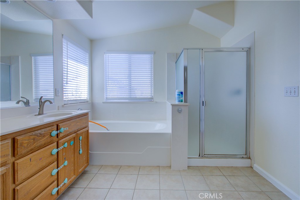 4651 Stern Drive Merced, CA 95348 - Photo 33 of 38 a bathroom with a bathtub and a sink
