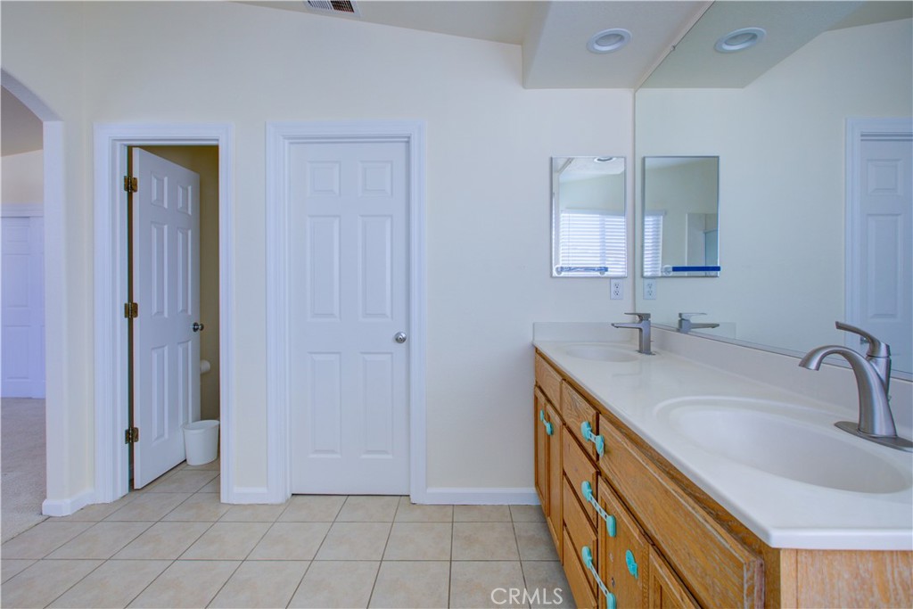 4651 Stern Drive Merced, CA 95348 - Photo 34 of 38 a bathroom with 2 sink and a mirror