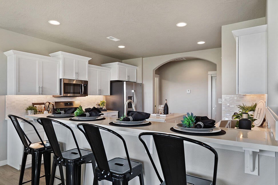 56223 Marsh Hawk Road Bend, OR 97707 - Photo 3 of 18 Snowbrush Kitchen breakfast bar - web