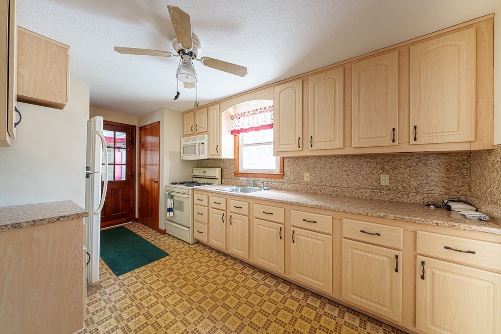 8 Apache Road Bellingham, MA 02019 - Photo 9 of 34 Gallery Image 9