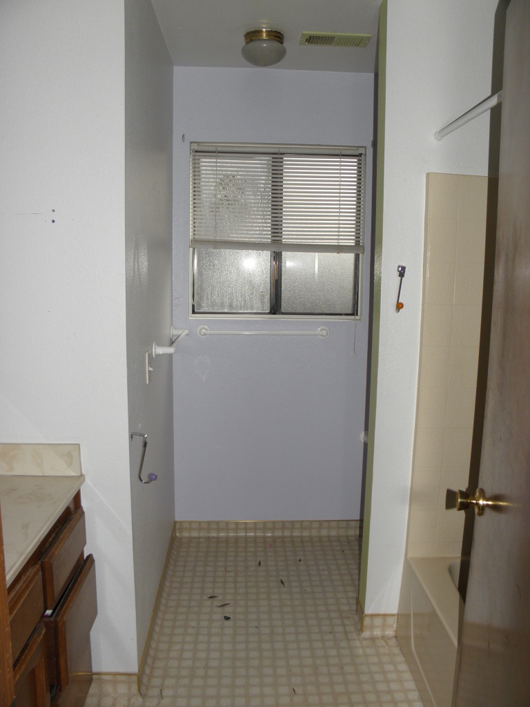 7030 Irving Road Redding, CA 96001 - Photo 9 of 12 Hall Bath