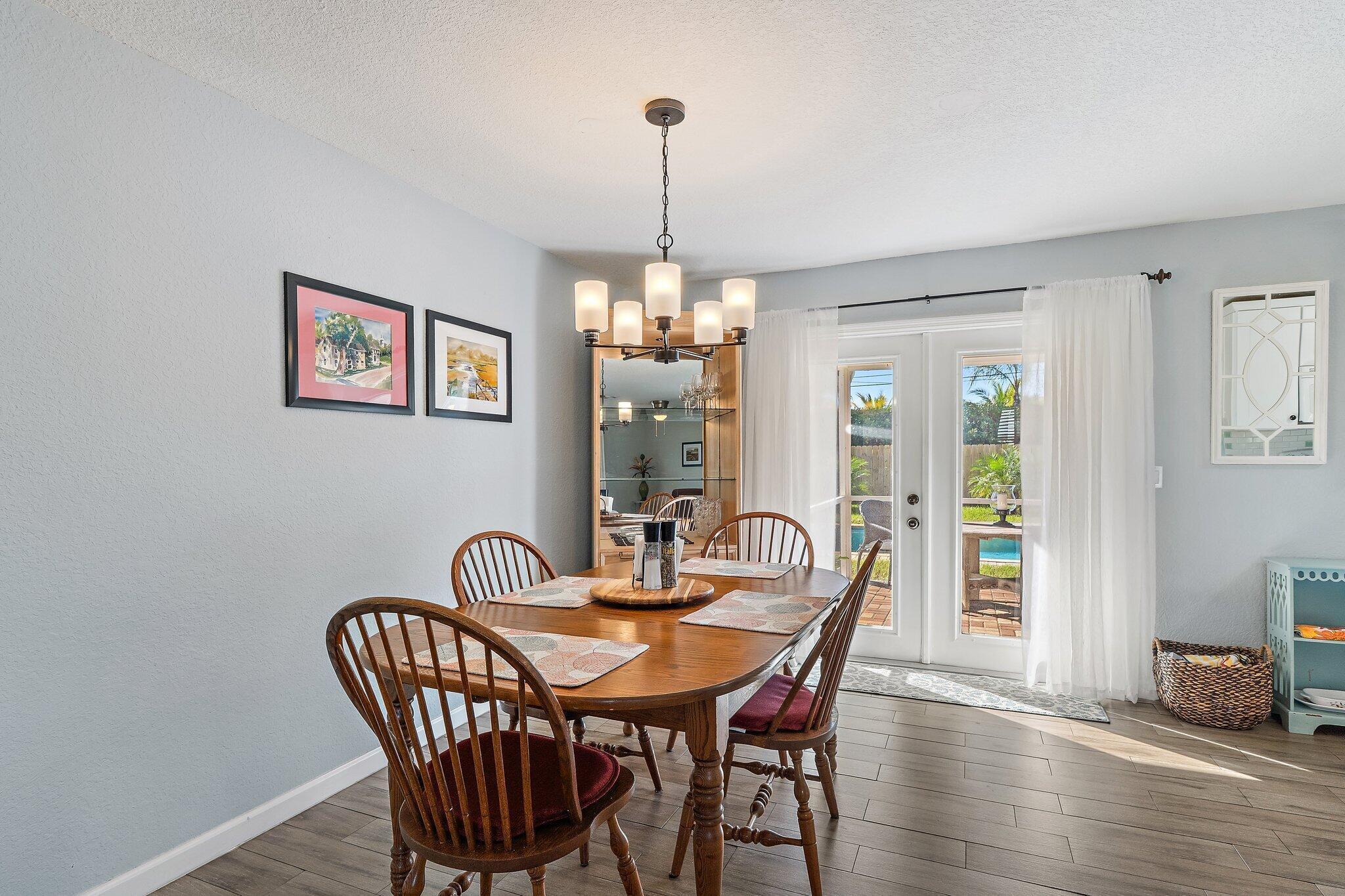 372 Franklin Road Jupiter, FL 33469 - Photo 12 of 21 Dining Table