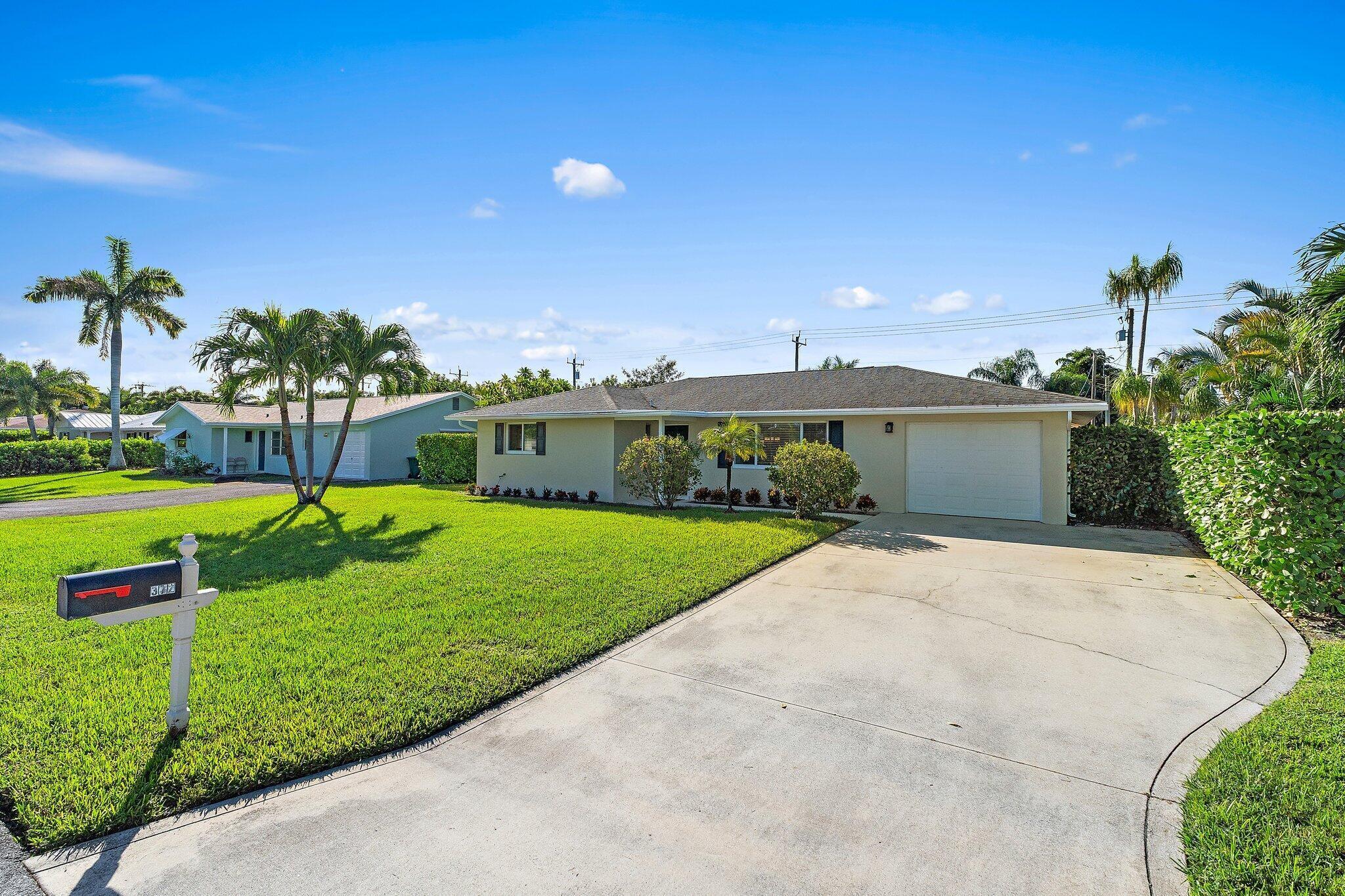 372 Franklin Road Jupiter, FL 33469 - Photo 2 of 21 Large Driveway