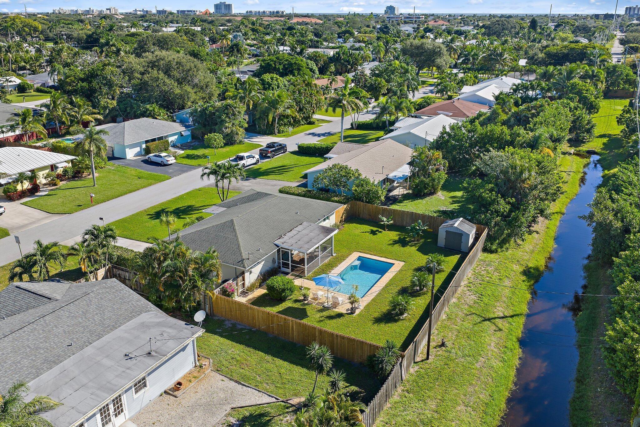 372 Franklin Road Jupiter, FL 33469 - Photo 5 of 21 Private Fenced Yard
