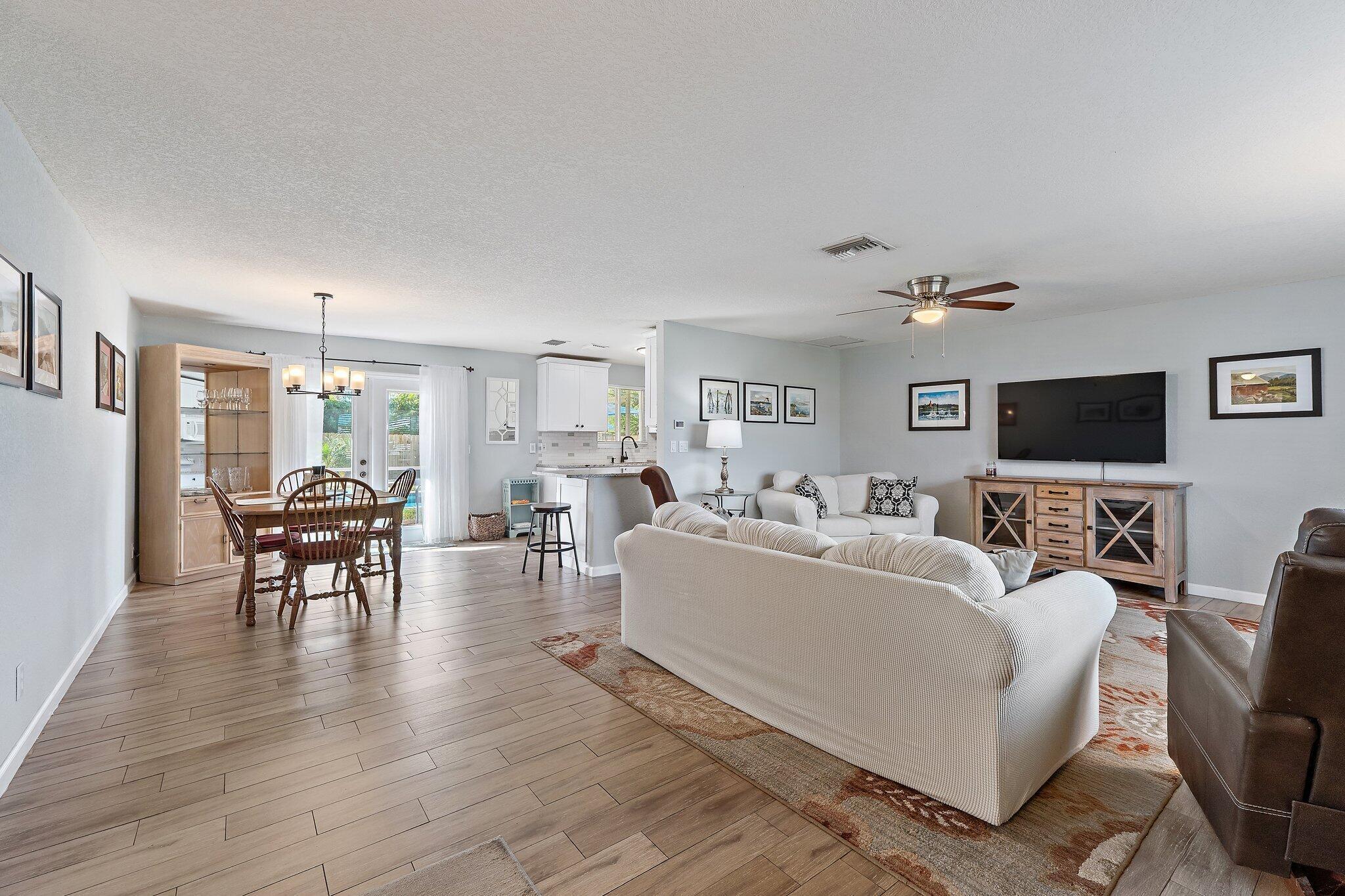 372 Franklin Road Jupiter, FL 33469 - Photo 10 of 21 Living Area