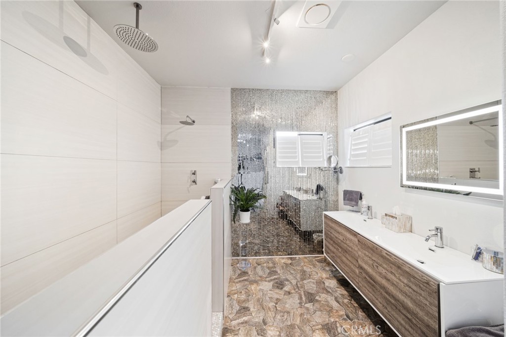 26487 Thacker Drive Hemet, CA 92544 - Photo 54 of 60 a bathroom with a tub sink and mirror