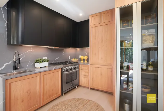 $925,000 | 19 North Henry Street, Unit 3B | Williamsburg