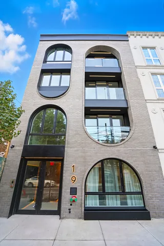 $925,000 | 19 North Henry Street, Unit 3B | Williamsburg