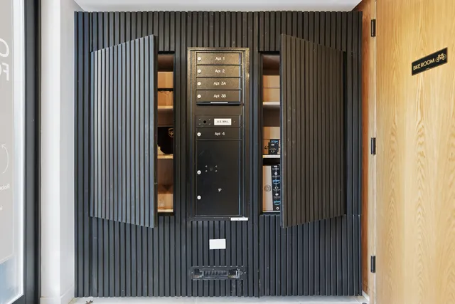 $925,000 | 19 North Henry Street, Unit 3B | Williamsburg