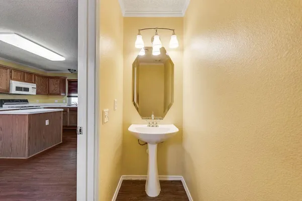 $2,295 | 220 High Pointe Lane, Cedar Hill, TX 75104