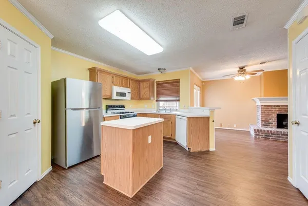 $2,295 | 220 High Pointe Lane, Cedar Hill, TX 75104