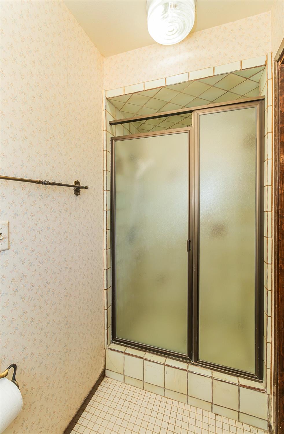 10574 Millerton Road Clovis, CA 93619 - Photo 15 of 36 a bathroom with a shower and a toilet