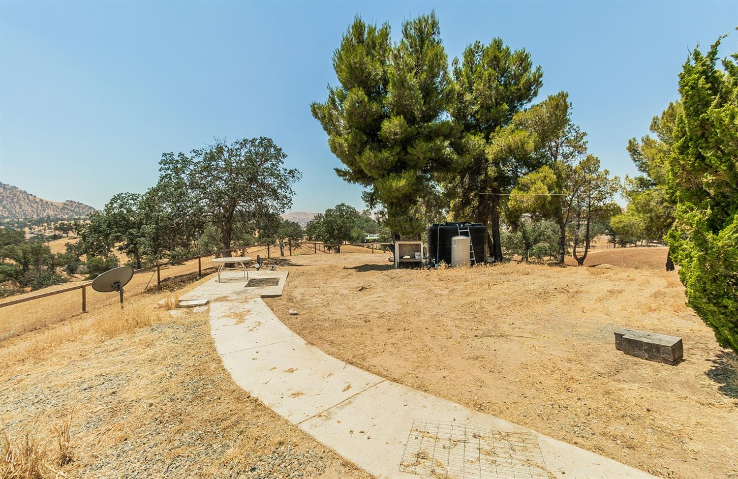 10574 Millerton Road Clovis, CA 93619 - Photo 26 of 36 a view of outdoor space with trees