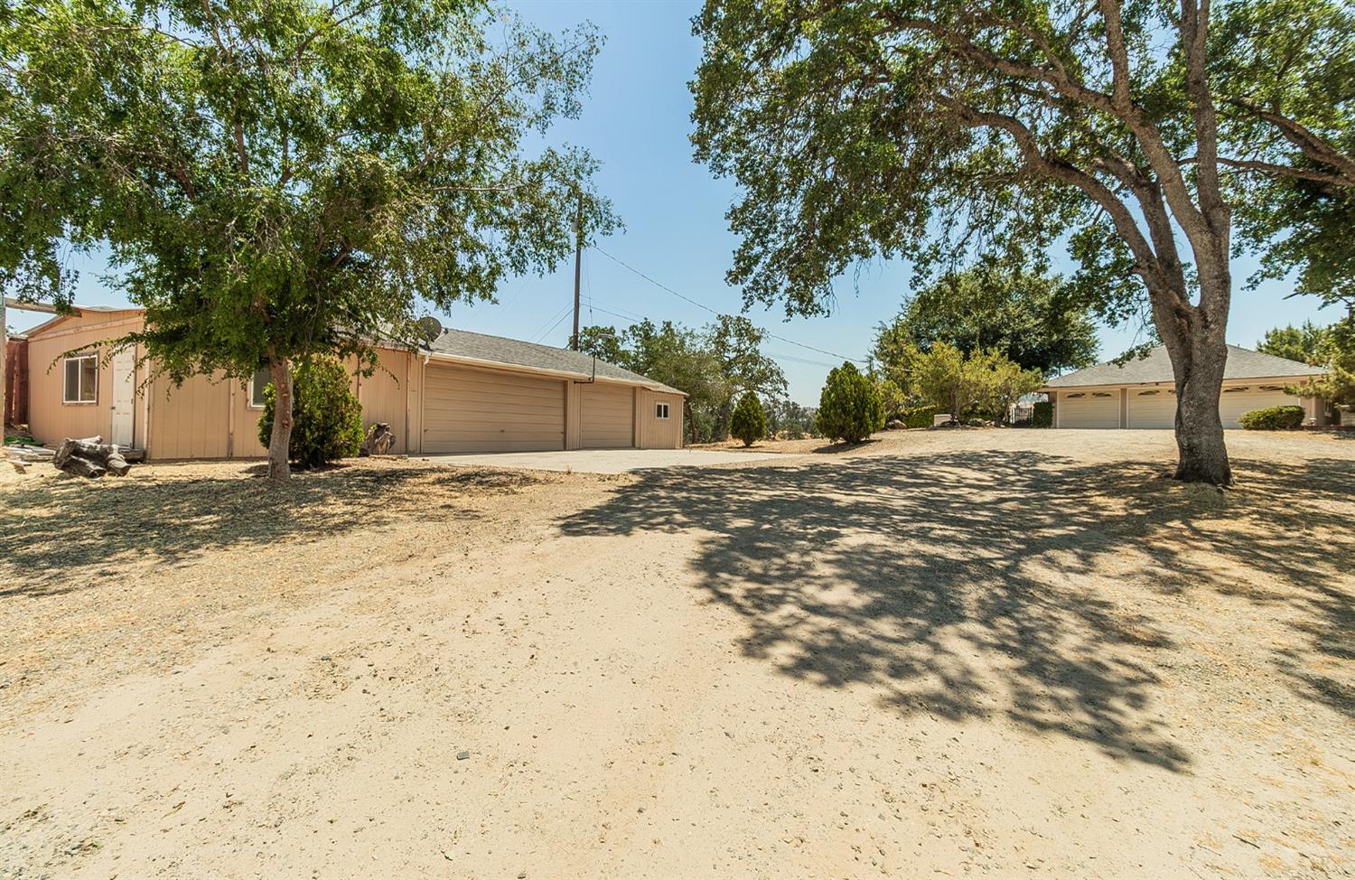 10574 Millerton Road Clovis, CA 93619 - Photo 29 of 36 a backyard of a house with large trees