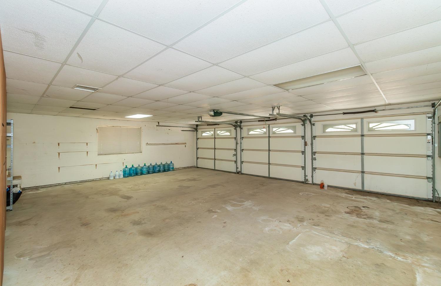 10574 Millerton Road Clovis, CA 93619 - Photo 36 of 36 a view of a garage