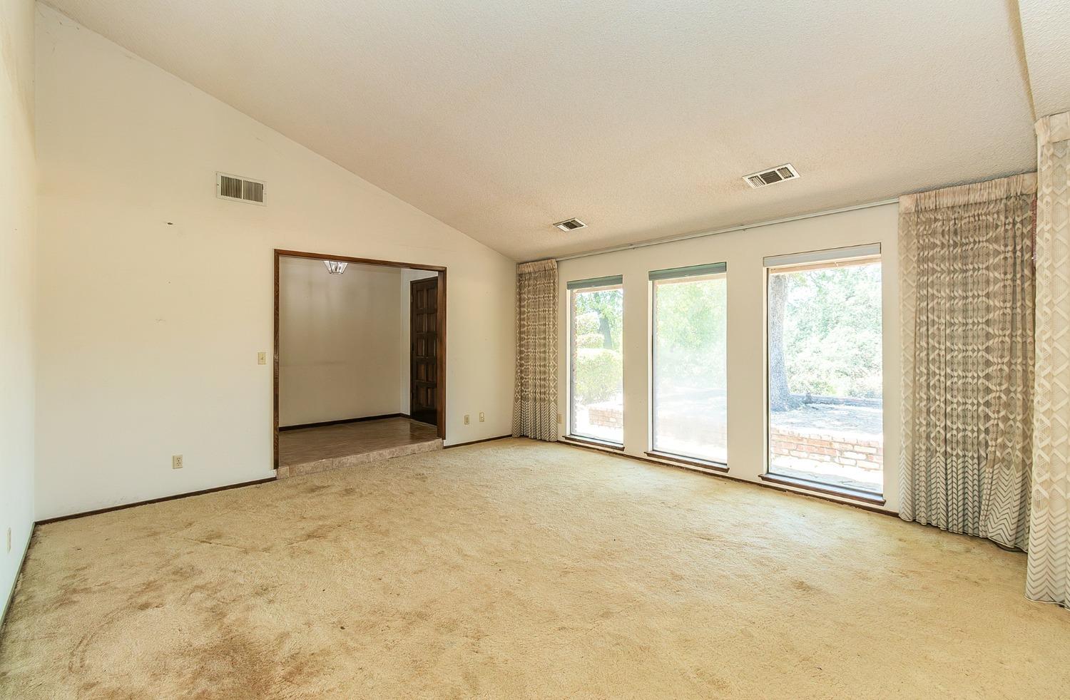 10574 Millerton Road Clovis, CA 93619 - Photo 5 of 36 an empty room with windows