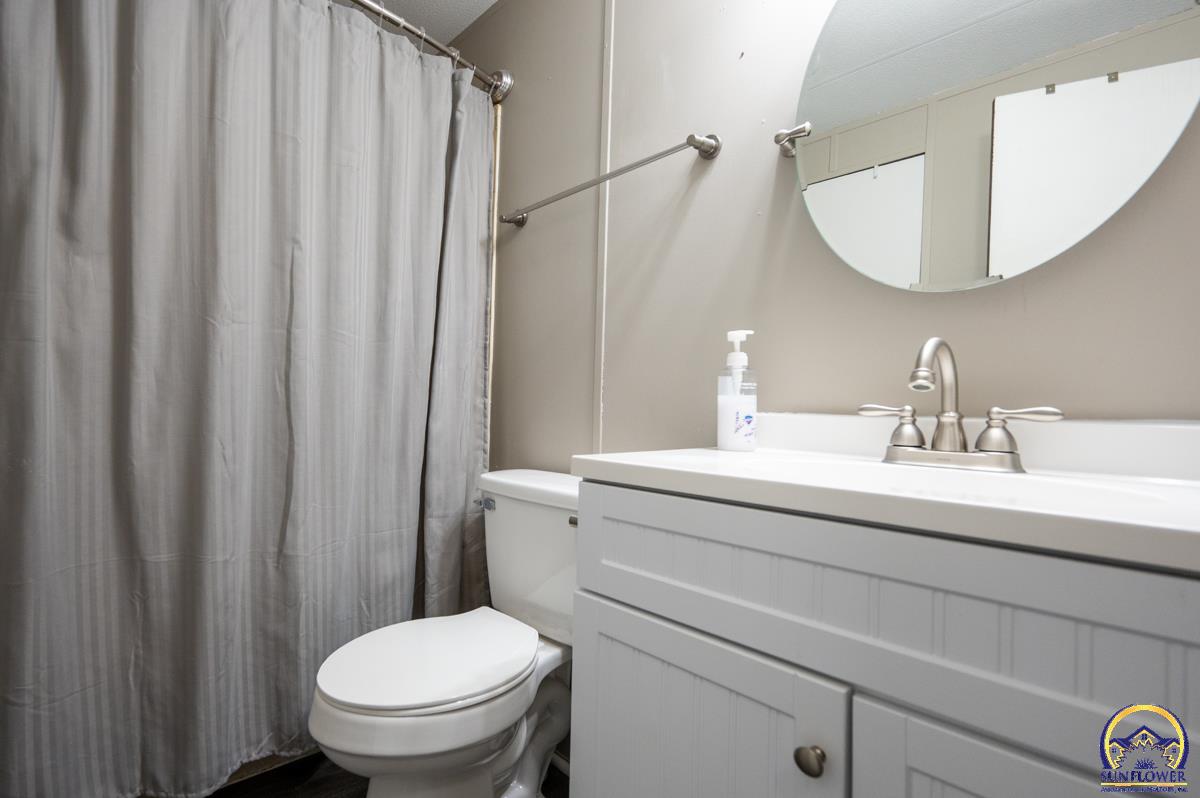 318 Southeast 48th Street Topeka, KS 66609 - Photo 14 of 17