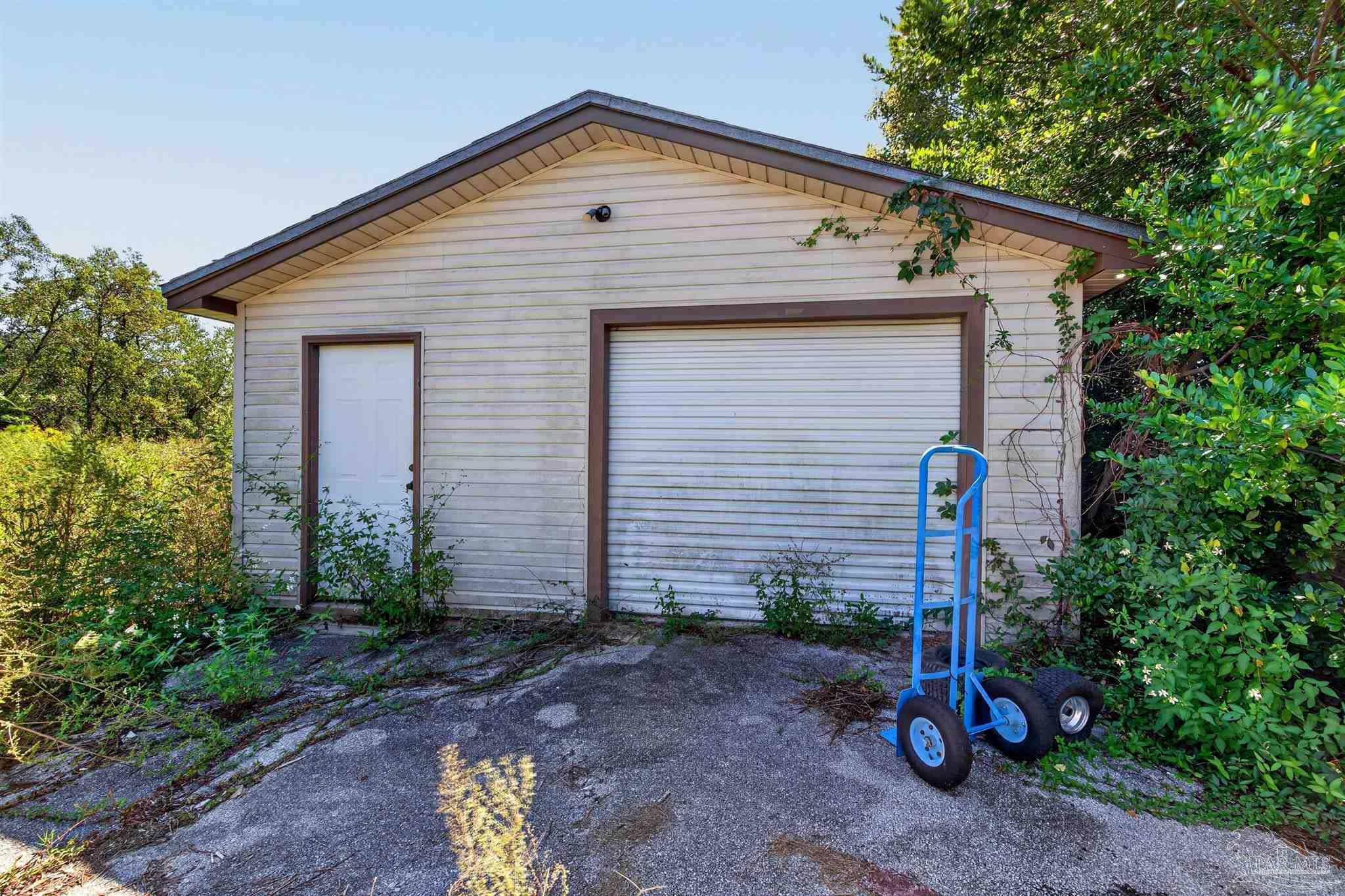 7085 Frank Reeder Road Pensacola, FL 32526 - Photo 7 of 43 Gallery Image 7